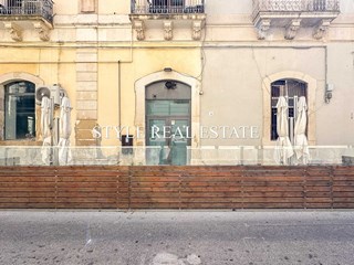 Attività commerciale in Vendita a Siracusa, zona Via Malta, 25, 77'000&euro;, 163 m², arredato