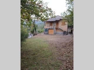 Villa in Vendita a Varese Ligure, zona Scurtabò, 80'000€, 137 m², con Box