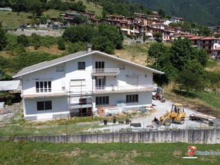 Villa in Vendita a Zone, 399'000€, 700 m²
