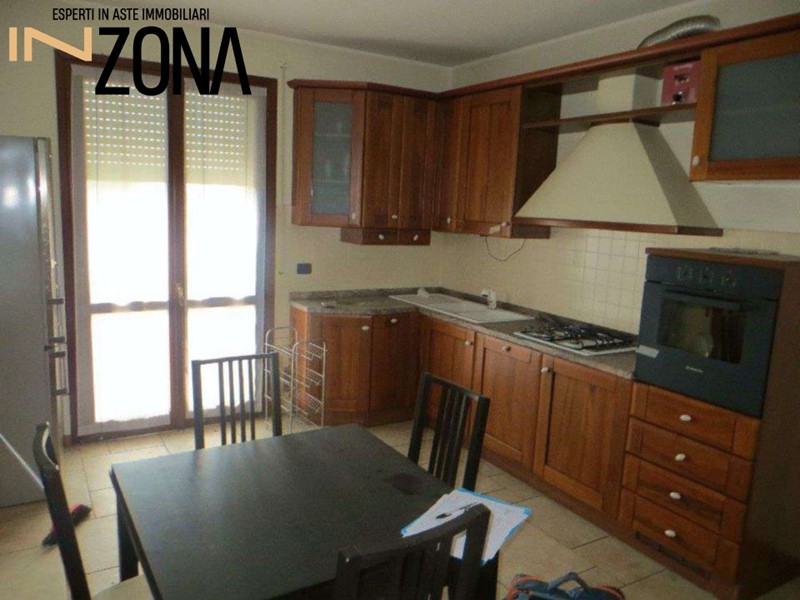 Bilocale in Vendita a Monza, 111'000€, 70 m²
