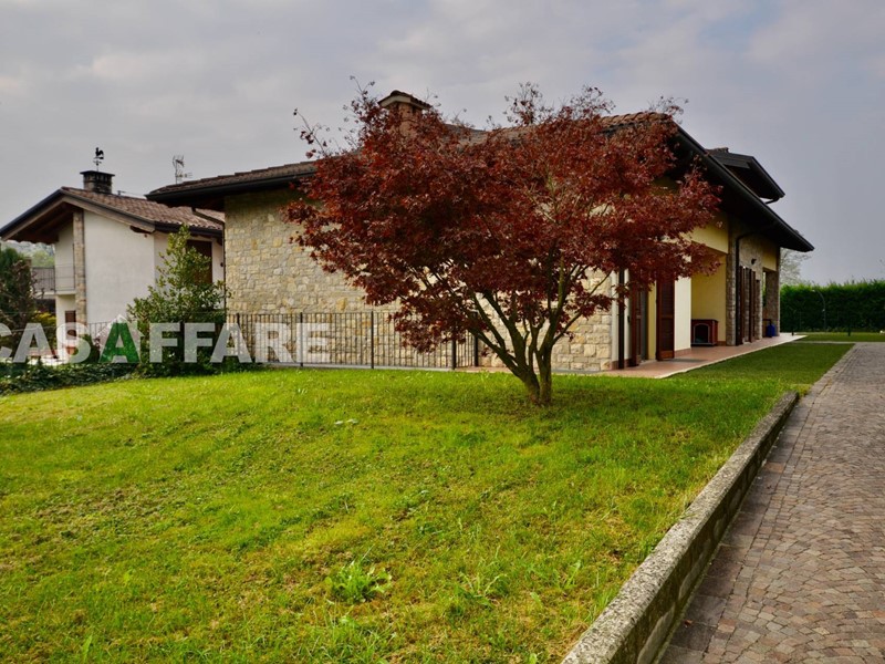 Villa in Vendita a Albano Sant'Alessandro, 850'000€, 385 m²