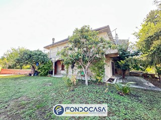 Casa Semi Indipendente in Vendita a Ascoli Piceno, 225'000€, 405 m²