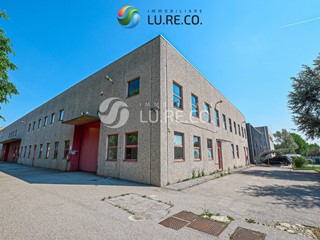 Capannone in Vendita a Biassono, 1'550'000€, 2400 m²