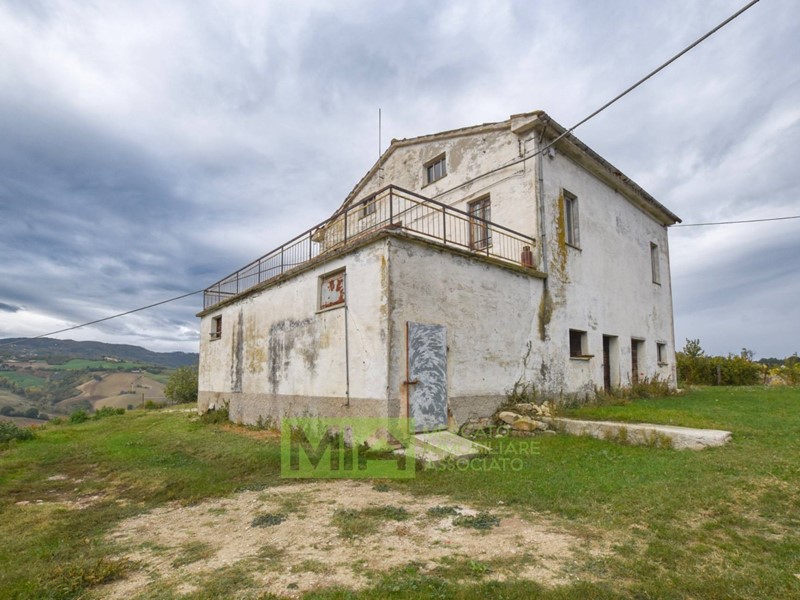 Rustico in Vendita a Santa Vittoria in Matenano, 195'000€, 249 m²
