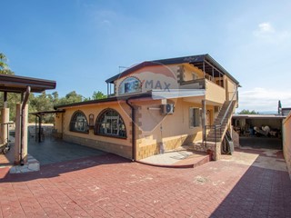 Villa in Vendita a Siracusa, 280'000&euro;, 170 m²