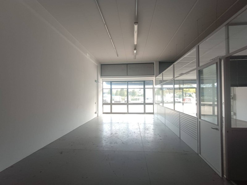 Immobile commerciale in Vendita a Pesaro, 130'000&euro;, 200 m²