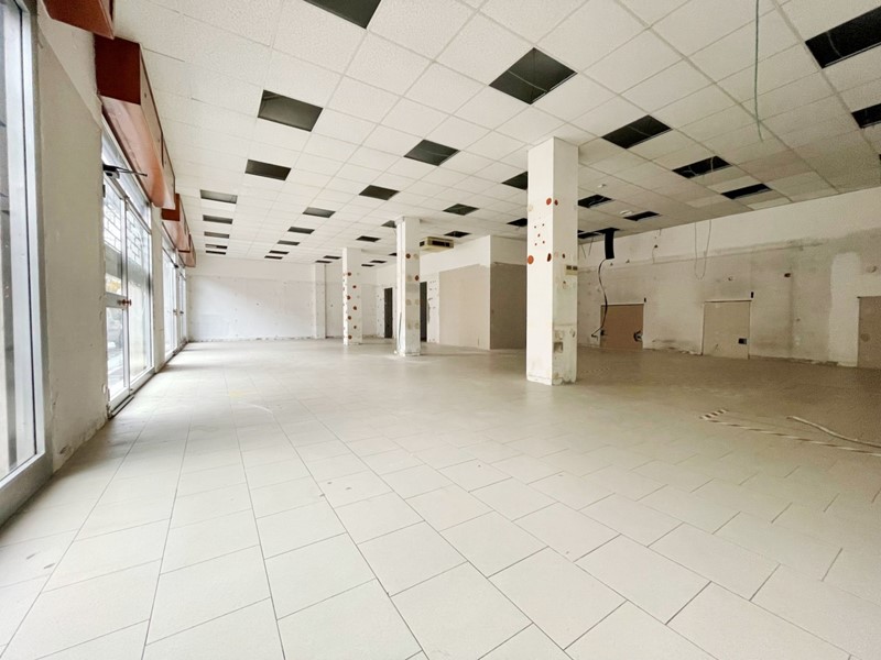 Negozio in Affitto a Piacenza, 1'200&euro;, 160 m²