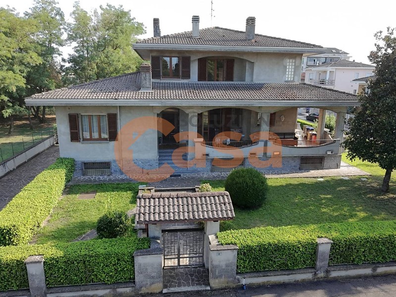 Villa in Vendita a Piacenza, 450'000€, 400 m²