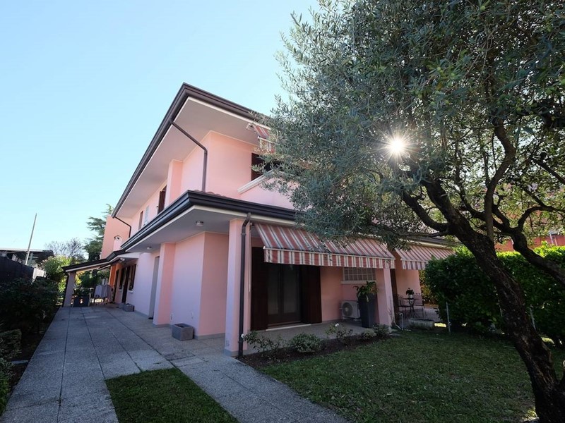 Casa Semi Indipendente in Vendita a Pordenone, 395'000&euro;, 235 m², con Box