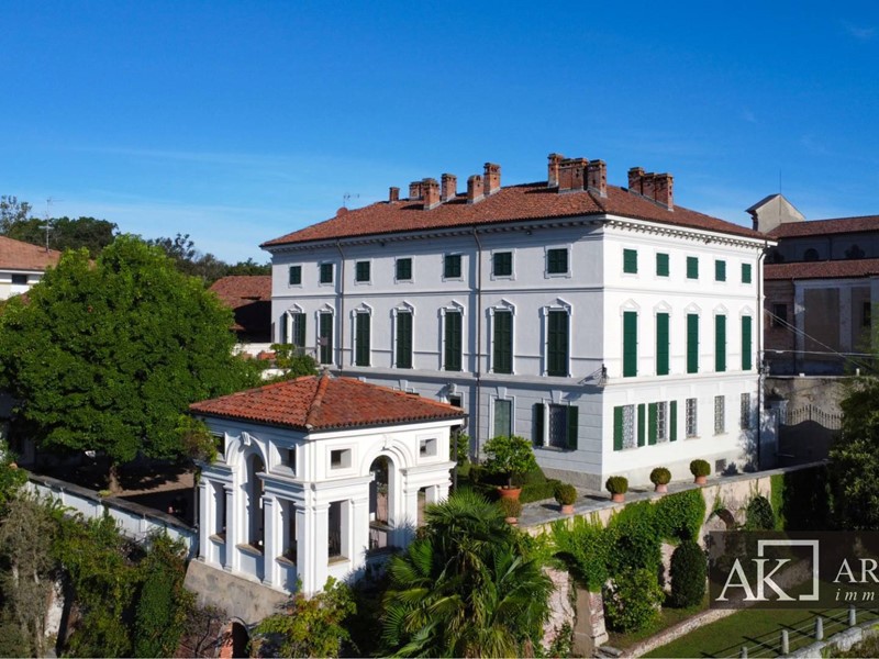 Villa in Vendita a Bogogno, 780 m²