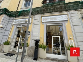 Immobile commerciale in Vendita a Caserta, 475'000€, 95 m²