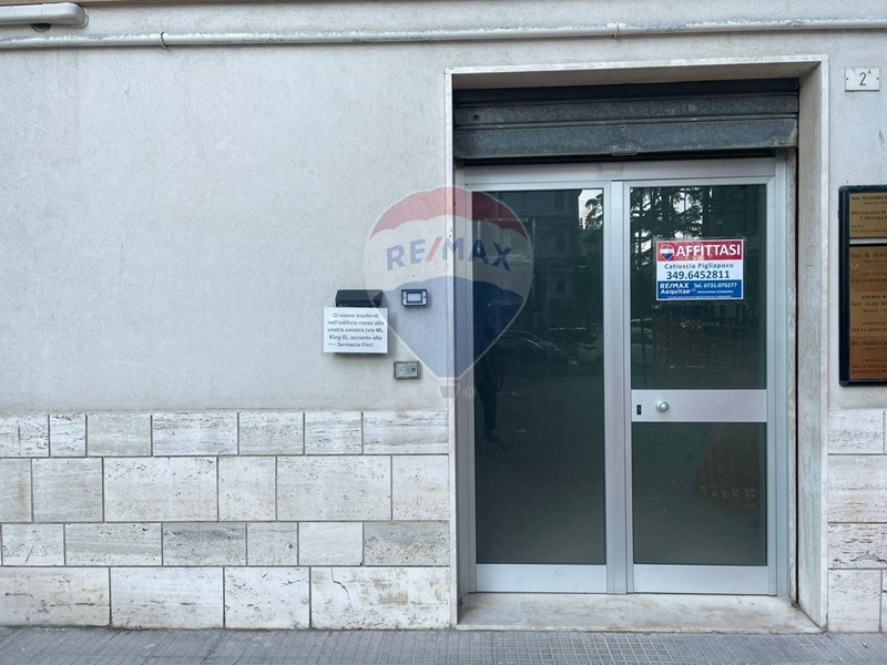 Ufficio in Affitto a Chiaravalle, 520€, 90 m²