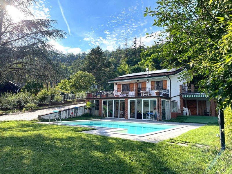 Casa Indipendente in Vendita a Fortunago, 320'000€, 200 m²