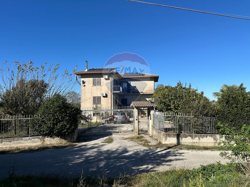 Casa Indipendente in Vendita a Fragneto Monforte, 130'000€, 254 m²