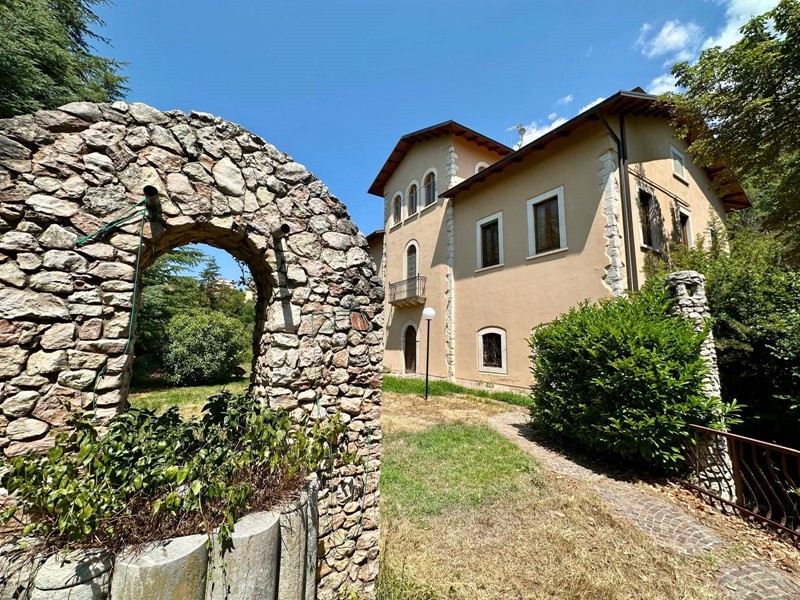 Villa in Vendita a L'Aquila, 1'600'000&euro;, 1100 m²