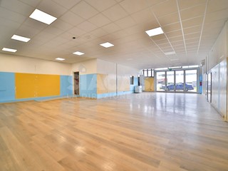 Negozio in Affitto a Liscate, 2'000€, 160 m²