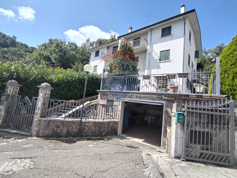 Casa Semi Indipendente in Vendita a Morcone, 149'000€, 251 m²