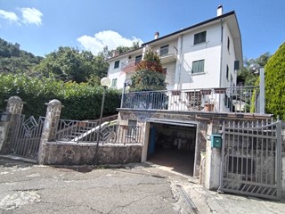 Casa Semi Indipendente in Vendita a Morcone, 149'000€, 251 m²