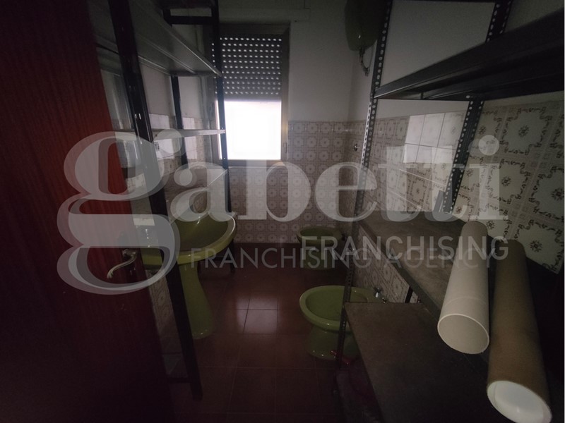 Ufficio in Vendita a Uta, 80'000€, 120 m²