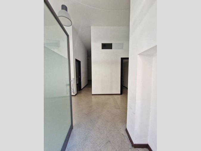 Negozio in Affitto a Brindisi, 650€, 80 m²