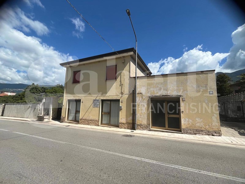 Casa Indipendente in Vendita a San Potito Sannitico, 70'000€, 182 m²