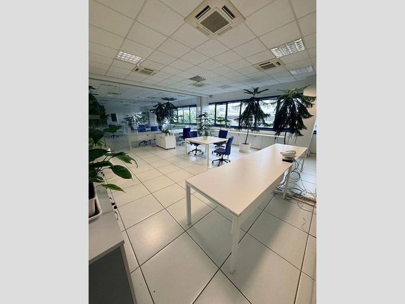 Ufficio in Affitto a Vergiate, 3'500€, 512 m², arredato, con Box