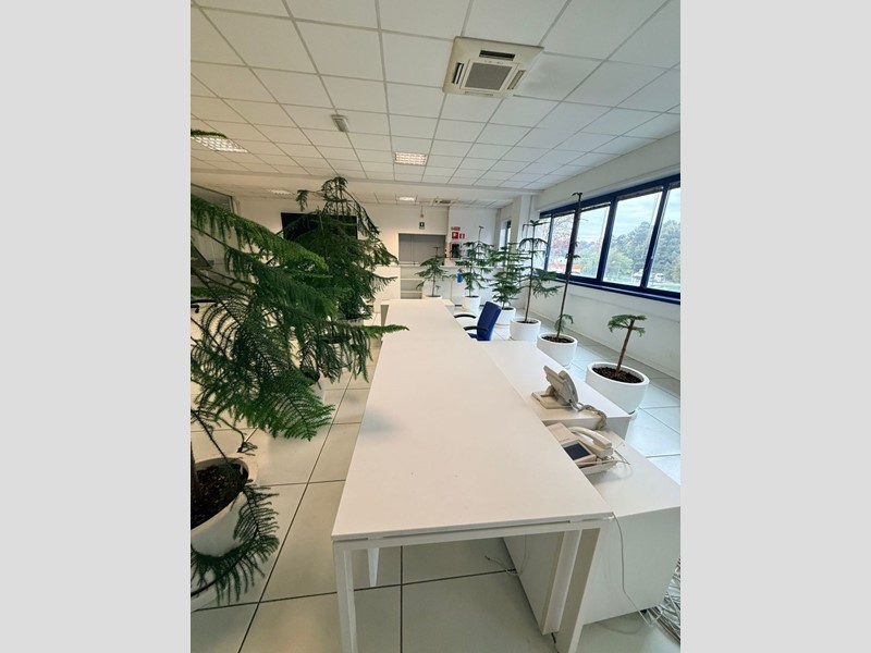 Ufficio in Affitto a Vergiate, 4'500€, 695 m², arredato, con Box