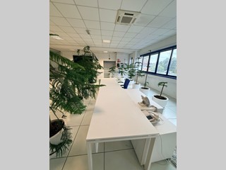 Ufficio in Affitto a Vergiate, 4'500€, 695 m², arredato, con Box