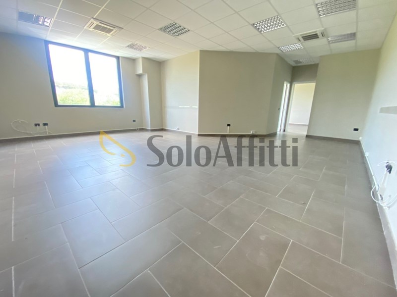 Ufficio in Affitto a Caserta, zona Ex Saint Gobain, 700€, 120 m²