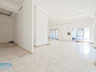 Immobile commerciale in Vendita a Taranto, zona Borgo, 98'000€, 100 m²