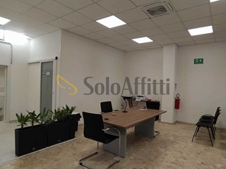 Ufficio in Affitto a Terni, zona Centrale, 100 m², arredato