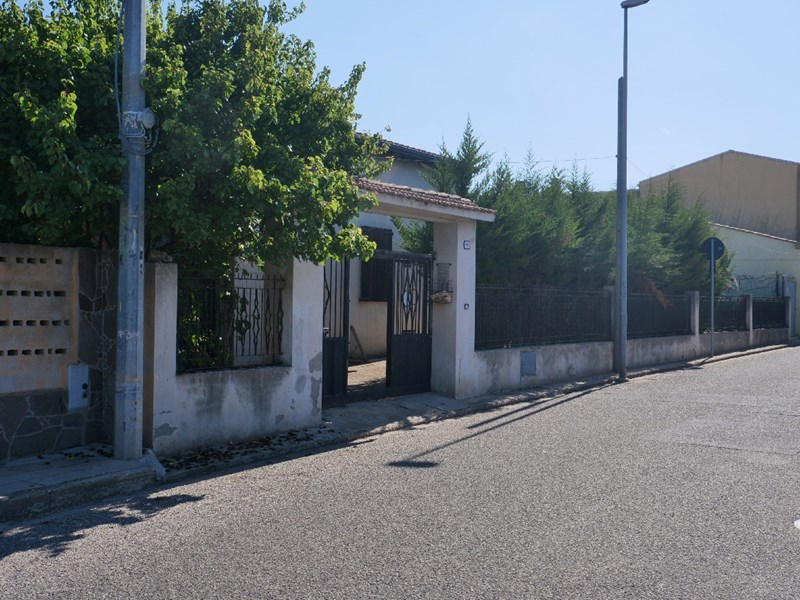 Villetta a schiera in Vendita a Nurachi, zona via Azuni n.44, 230'000€, 600 m², arredato, con Box