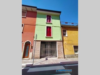 Negozio in Affitto a Bardolino, 1'000€, 41 m²