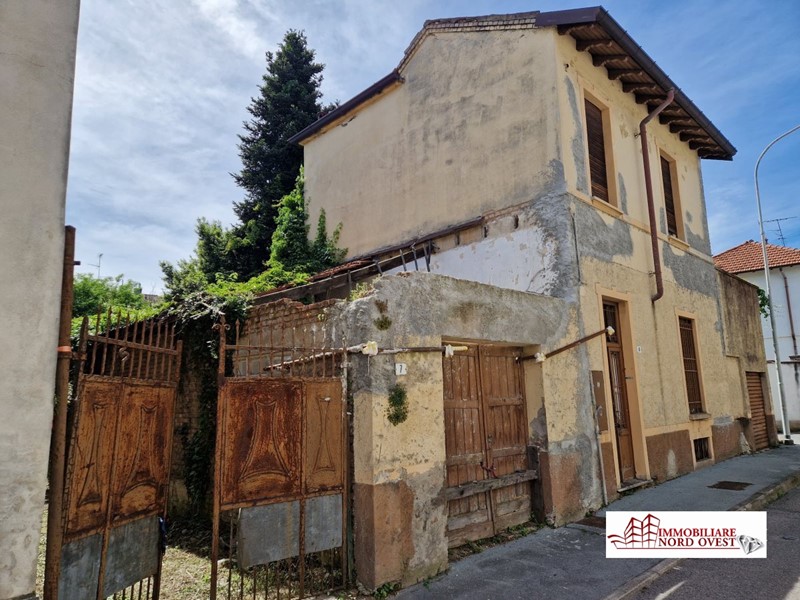 Casale in Vendita a Legnano, 90 m²