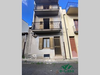 Casa Semi Indipendente in Vendita a Montalbano Elicona, 65'000€, 91 m²