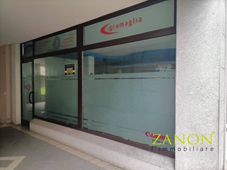 Immobile commerciale in Vendita a Gorizia, 298'000€, 235 m²