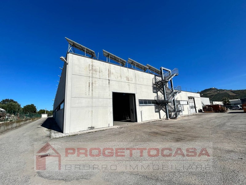 Capannone in Affitto a Monteprandone, 5'000€, 1600 m²