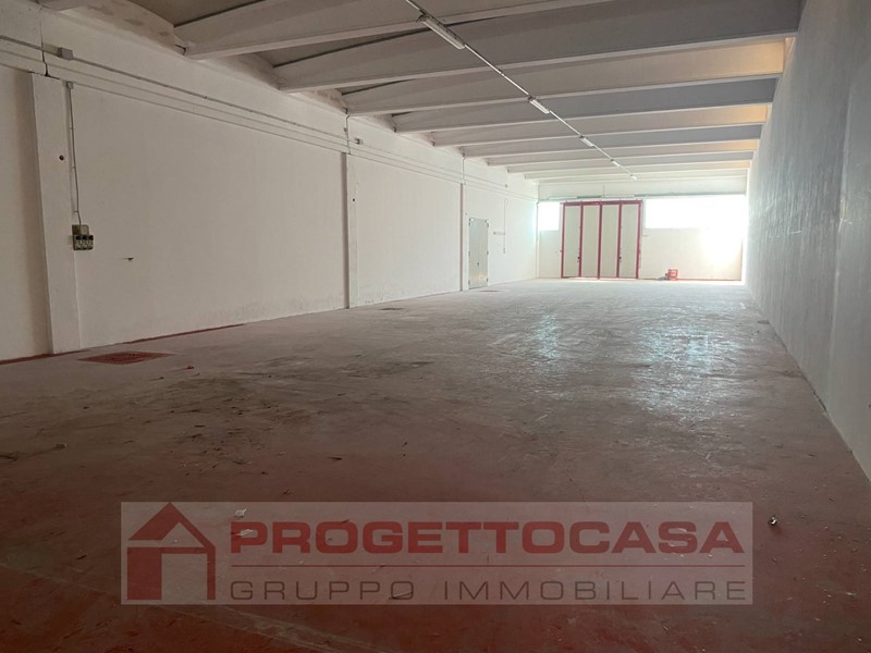 Capannone in Affitto a Grottammare, 2'300€, 560 m²