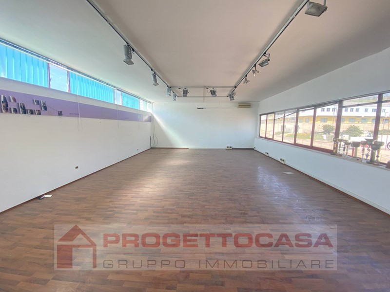 Capannone in Affitto a Grottammare, 800€, 800 m²
