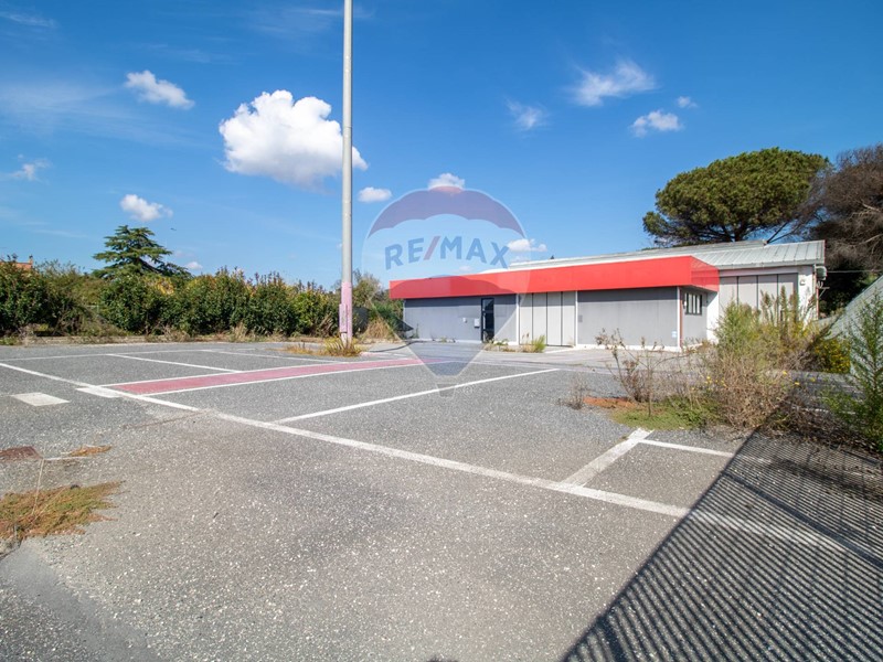 Immobile commerciale in Affitto a Fiumicino, 5'000€, 398 m²