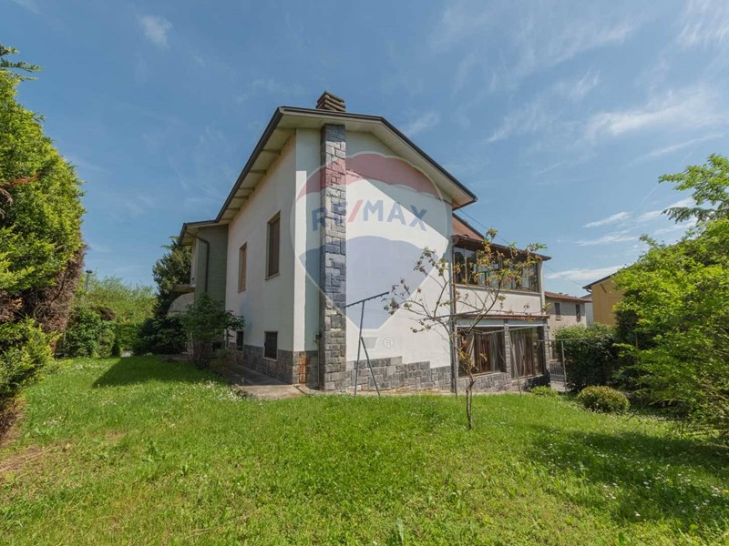 Villa in Vendita a Traversetolo, 310'000€, 268 m²