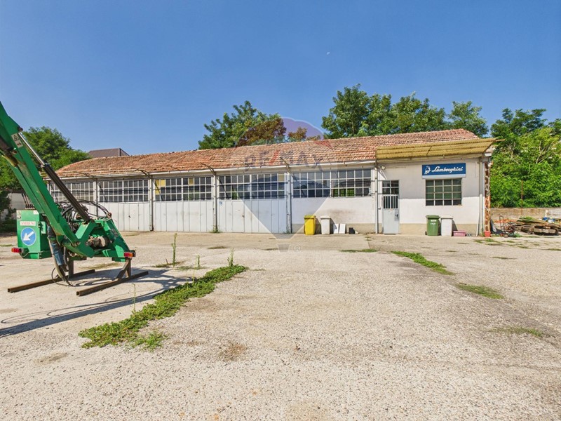 Capannone in Vendita a Certosa di Pavia, 245'000€, 270 m²