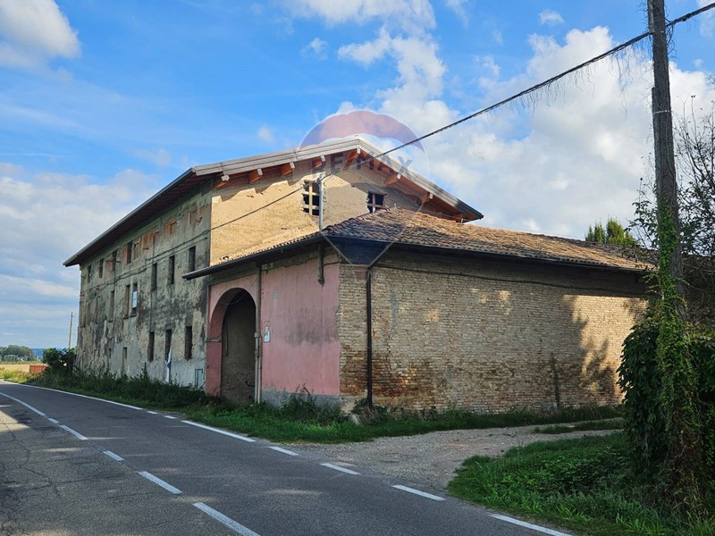 Appartamento in Vendita a Voghera, 395'000€, 900 m²