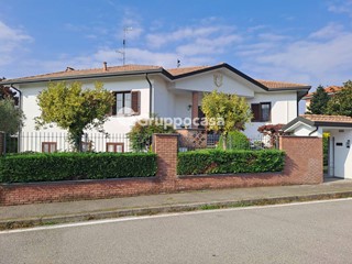 Villa in Vendita a Santo Stefano Ticino, 730'000€, 350 m²