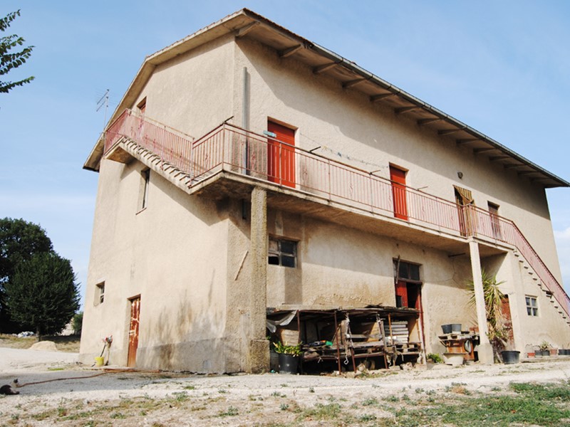 Rustico in Vendita a Recanati, 700 m²