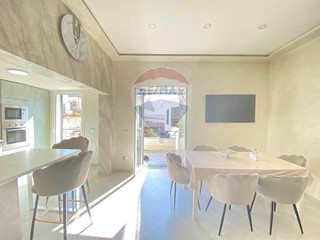 Appartamento in Vendita a Catania, 198'000&euro;, 172 m²