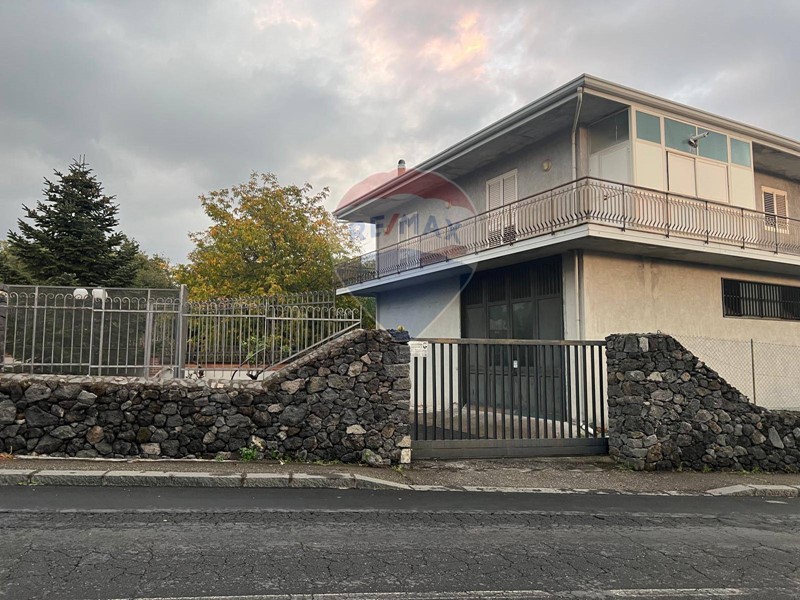 Laboratorio in Vendita a Belpasso, 220'000€, 205 m²