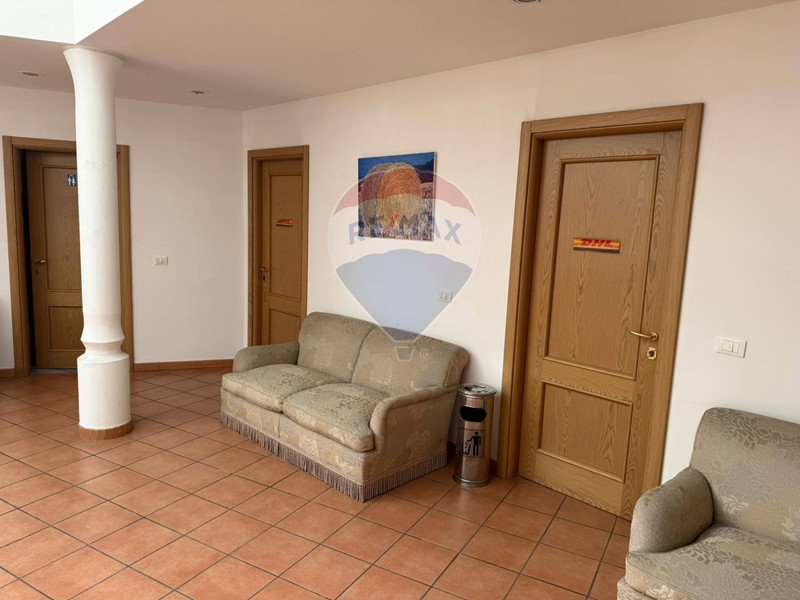 Ufficio in Affitto a Napoli, 700€, 90 m²