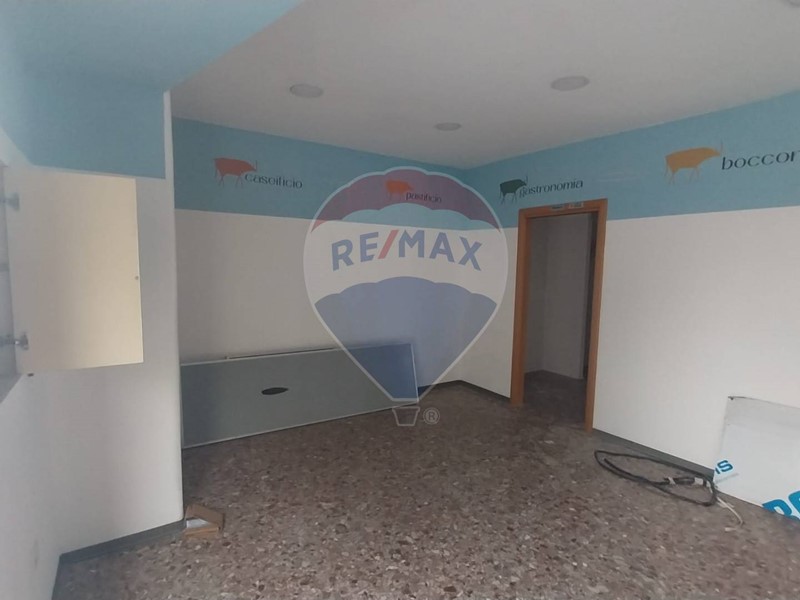 Immobile commerciale in Affitto a Salerno, 1'300€, 65 m²