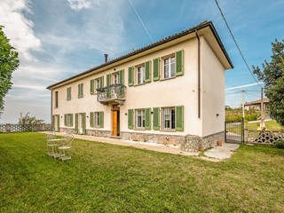Casa Indipendente in Vendita a Castiglione Tinella, 645'000€, 303 m²